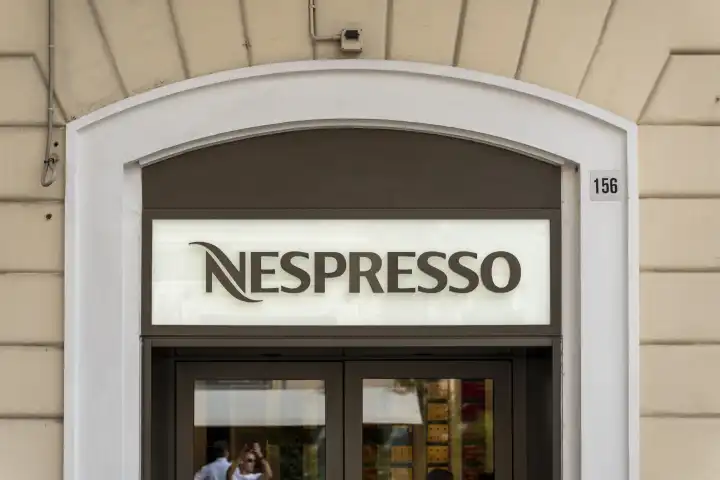 Nespresso Logo an der Fassade von einem Geschäft