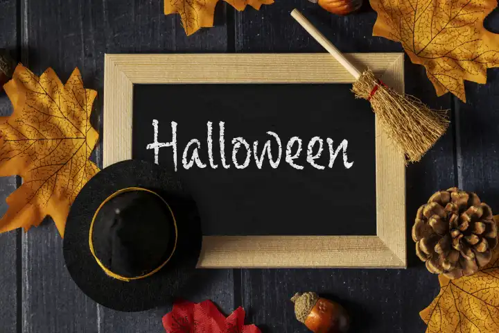 Herbst und Halloween Dekoration um eine Kreidetafel mit Aufschrift: Halloween FOTOMONTAGE 