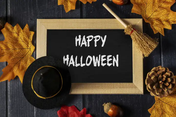 Herbst und Halloween Dekoration um eine Kreidetafel mit Aufschrift: Happy Halloween FOTOMONTAGE