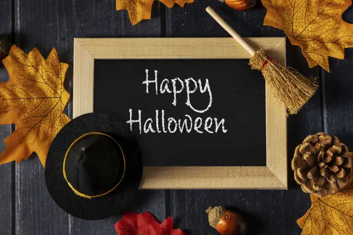 Herbst und Halloween Dekoration um eine Kreidetafel mit Aufschrift: Happy Halloween FOTOMONTAGE