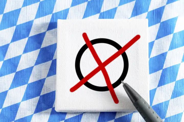 Symbolbild zur Landtagswahl in Bayern am 8 Oktober. Tafel mit bayerischer Flagge und einem Wahlkreuz FOTOMONTAGE