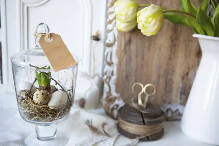 elegante Dekoration zu Ostern in einer Glas Schale mit Wachteleiern