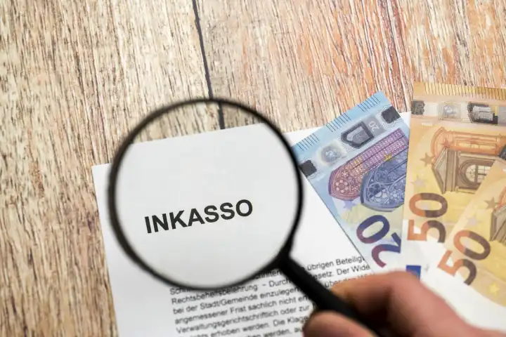 Hand hält Lupe über das Wort Inkasso neben einem Brief mit Euro Geldscheine