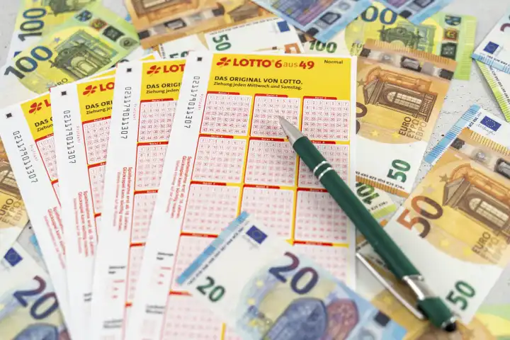 Lotto 6 aus 49 Spielscheine auf Euro Bargeld Scheinen. Glücksspiel Lotterie