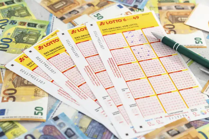Lotto 6 aus 49 Spielscheine auf Euro Bargeld Scheinen. Glücksspiel Lotterie