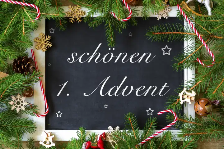 Schriftzug schönen 1. Advent auf einer Tafel umgeben von grünen Tannenzweigen und Weihnachtsdekoration FOTOMONTAGE