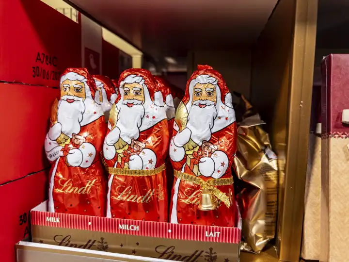 Lindt Weihnachtsmänner aus Vollmilch-Schokolade in einem Lebensmittel Supermarkt zur Weihnachtszeit