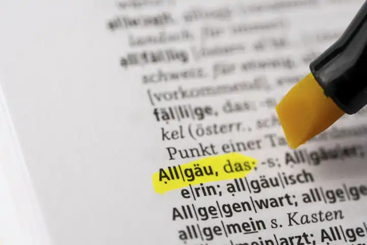 Das Wort Allgäu in einem Wörterbuch Duden markiert mit einem Stift