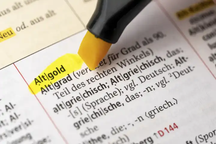 Das Wort Altgold in einem Wörterbuch Duden markiert mit einem Stift