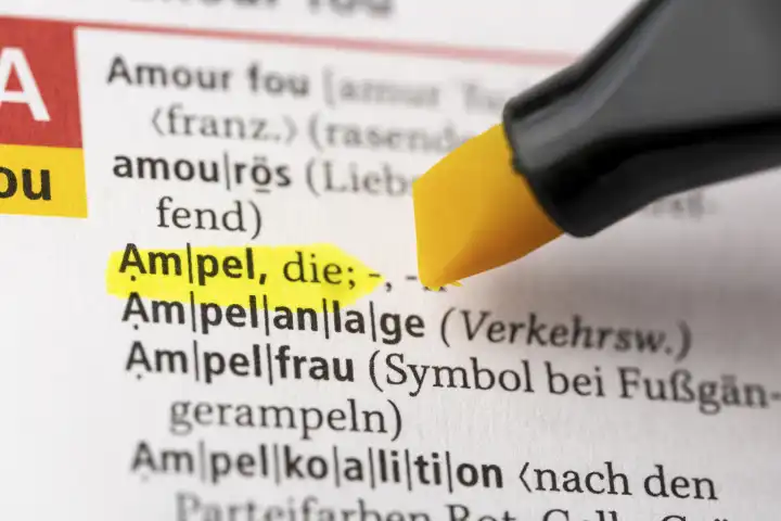 Das Wort Ampel in einem Wörterbuch Duden markiert mit einem Stift