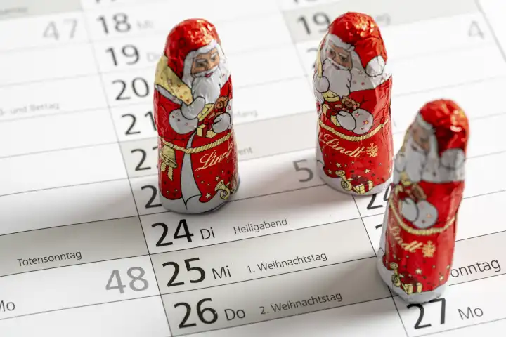 Schokoladen Weihnachtsmann auf einem Jahreskalender mit dem Datum von Weihnachten 24, 25 und 26 Dezember