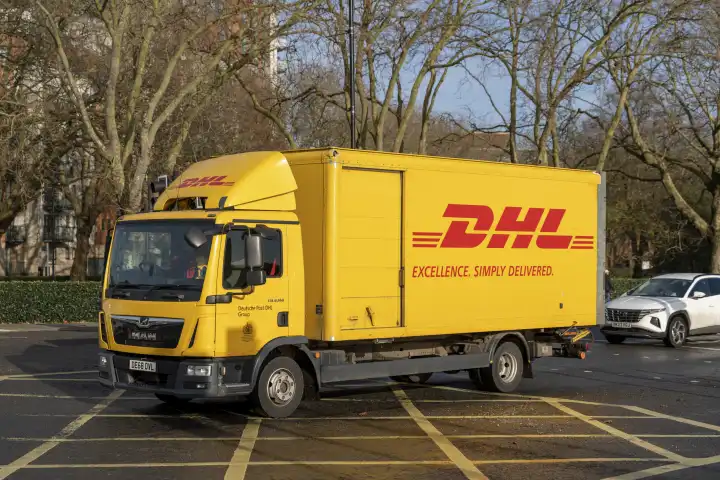DHL Paketdienst Lieferwagen LKW im Straßenverkehr von Southampton in England