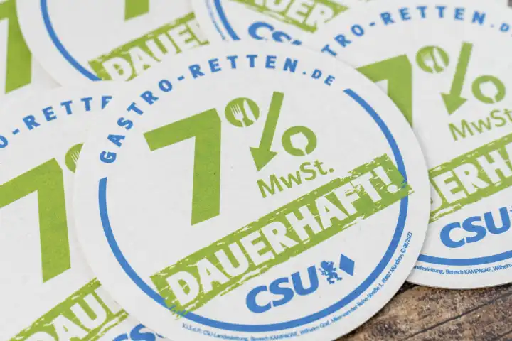 Initiative der CSU in Bayern, Gastro-Retten.de. Bierdeckel mit der Aufschrift Mehrwersteuer Dauerhaft auf 7 Prozent Mehrwertsteuer. Ab 2024 soll die Mehrwersteuer auf Speisen und Getränke auf 19 Prozent erhöht werden