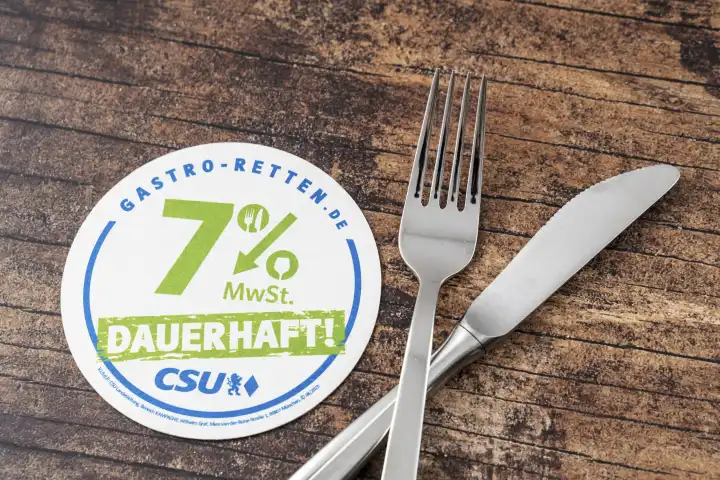 Initiative der CSU in Bayern, Gastro-Retten.de. Bierdeckel mit der Aufschrift Mehrwersteuer Dauerhaft auf 7 Prozent Mehrwertsteuer. Ab 2024 soll die Mehrwersteuer auf Speisen und Getränke auf 19 Prozent erhöht werden
