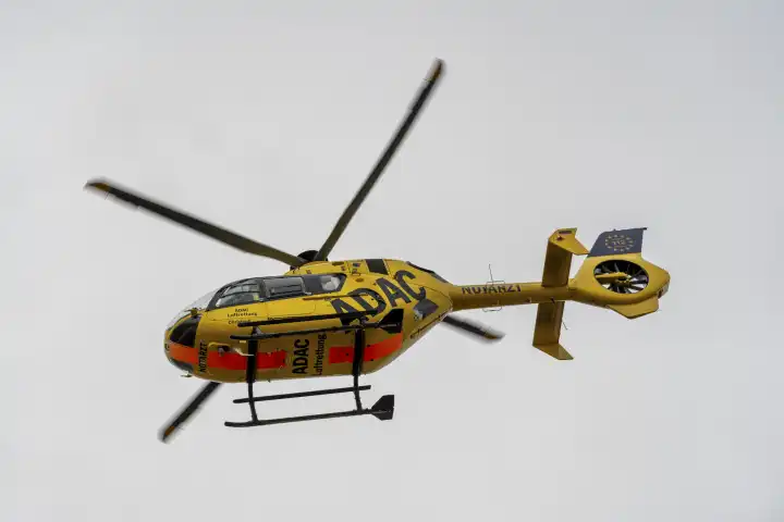 Rettungshubschrauber Christoph 40 der ADAC Luftrettung Landet bei einem Einsatz vom Notarzt im Dorf Langweid OT Stettenhofen in einer Wohnsiedlung 