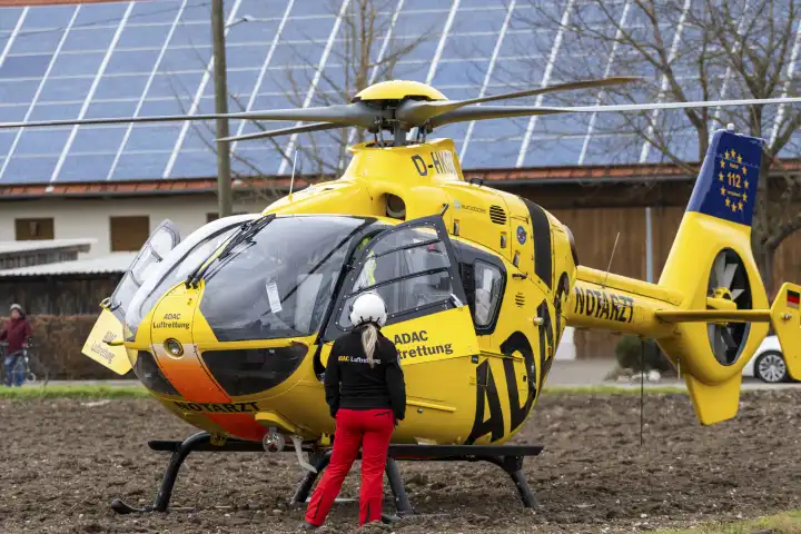 Rettungshubschrauber Christoph 40 der ADAC Luftrettung Landet bei einem Einsatz vom Notarzt im Dorf Langweid OT Stettenhofen in einer Wohnsiedlung 