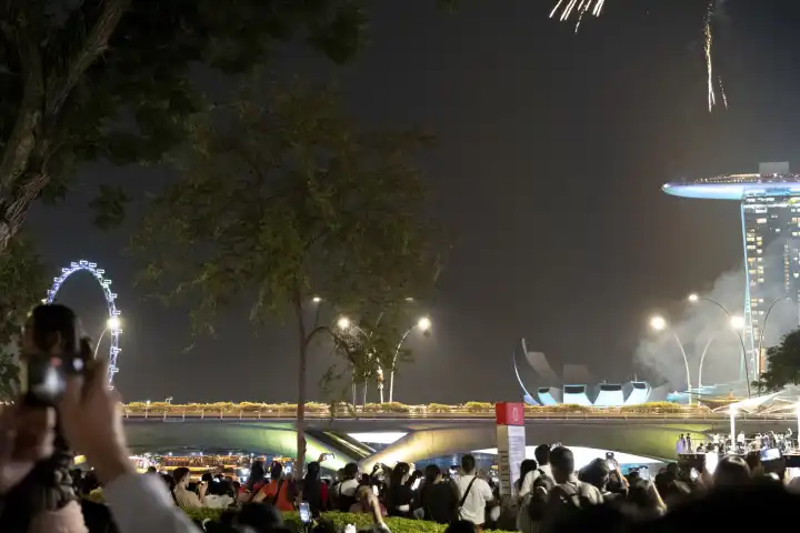Silvester und Neujahrsfest in Singapur Asien feiern Menschen mit Feuwerk das neue Jahr 2024 mit einem Feuerwerk vor dem Marina Bay Sands