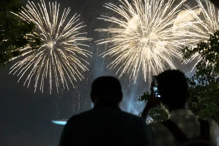 Silvester und Neujahrsfest in Singapur Asien feiern Menschen mit Feuwerk das neue Jahr 2024 mit einem Feuerwerk vor dem Marina Bay Sands