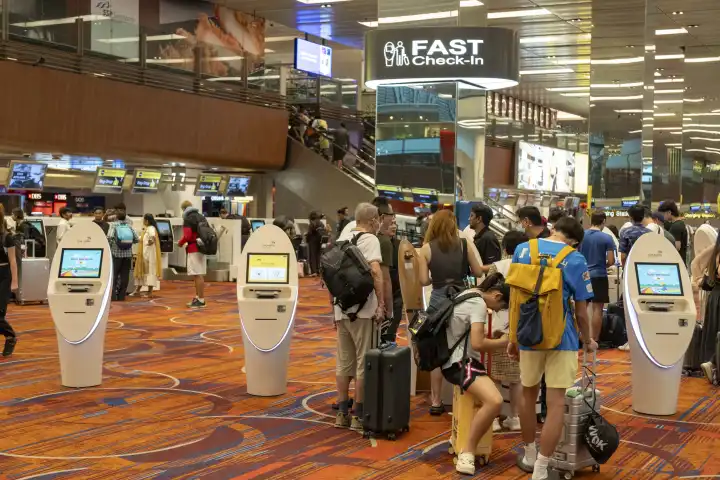Themenbild Reisen am Neujahrstag 2024, zahlreiche Menschen sind am Internationalen Changi Airport in Singapur