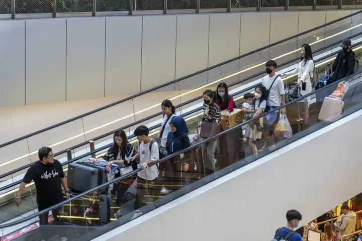 Themenbild Reisen am Neujahrstag 2024, zahlreiche Menschen sind am Internationalen Changi Airport in Singapur