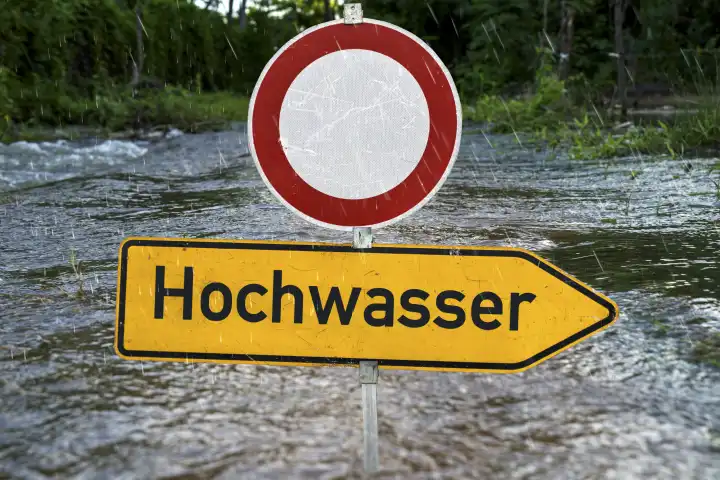 Hochwasser Symbolbild, Umleitungsschild mit Aufschrift Hochwasser im Wasser FOTOMONTAGE