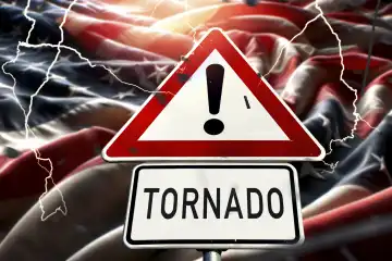 Warnschild vor Tornado mit Blitz und Sturm vor einer USA Länderflagge FOTOMONTAGE