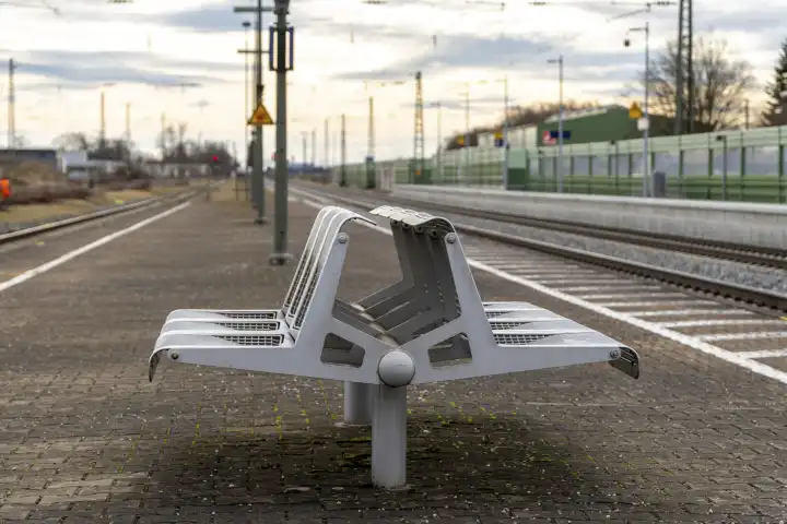 GDL-Streik Symbolbild, ein verlassener Bahnhof ohne Züge oder Fahrgäste während des Bahnstreiks in Gablingen, Bayern