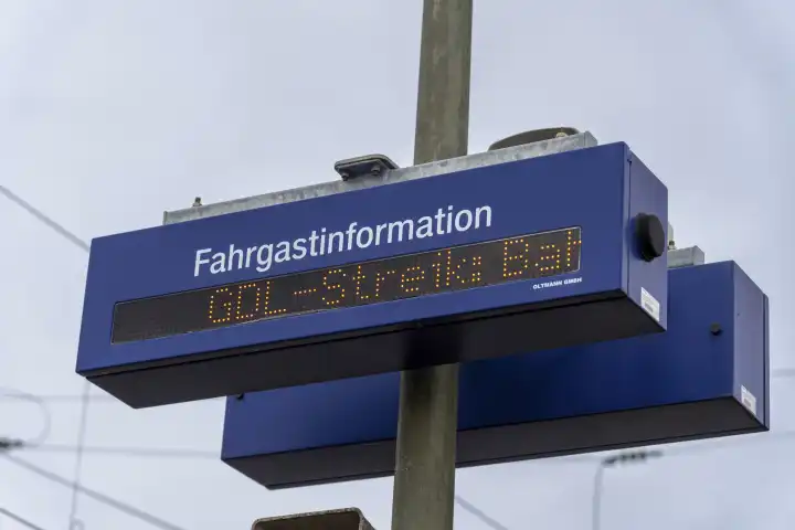 GDL-Streik Symbolbild, Fahrgastinformationen Anzeige mit Infos über den Streik am Bahnhof Gablingen, Bayern und Verspätungen