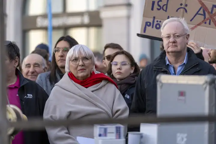 Claudia Roth Staatsministerin für Kultur und Medien der Bundesrepublik Deutschland bei einer Demonstration gegen Rechts in Augsburg am Rathausplatz in Bayern