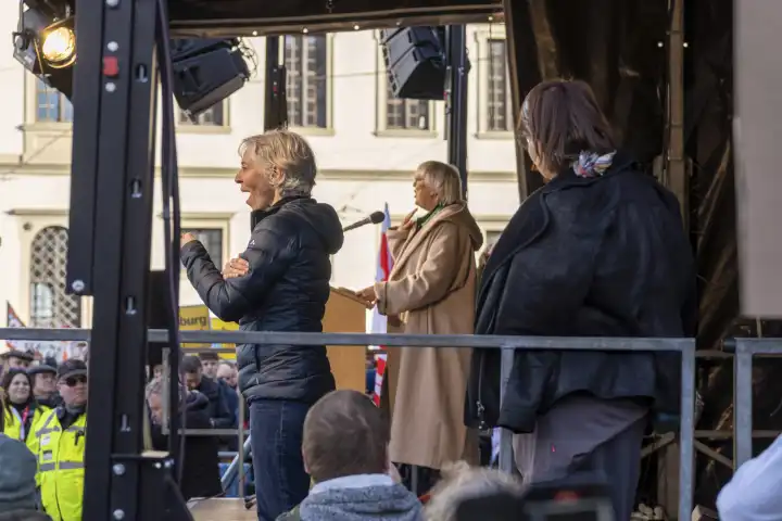 Claudia Roth Staatsministerin für Kultur und Medien der Bundesrepublik Deutschland hält eine Rede am Mikrofon bei einer Demonstration gegen Rechts in Augsburg am Rathausplatz