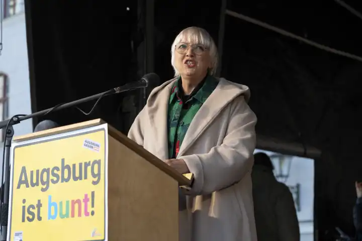 Claudia Roth Staatsministerin für Kultur und Medien der Bundesrepublik Deutschland hält eine Rede am Mikrofon bei einer Demonstration gegen Rechts in Augsburg am Rathausplatz