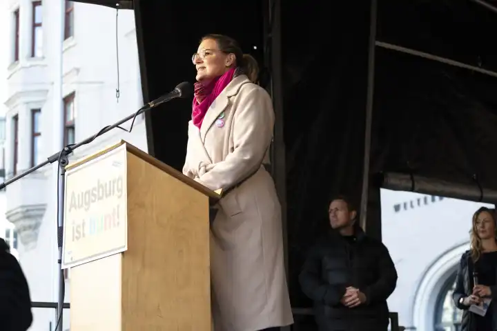 Eva Weber Oberbürgermeisterin der Stadt Augsburg in Bayern hält eine Rede am Mikrofon bei einer Demonstration gegen Rechts in Augsburg am Rathausplatz