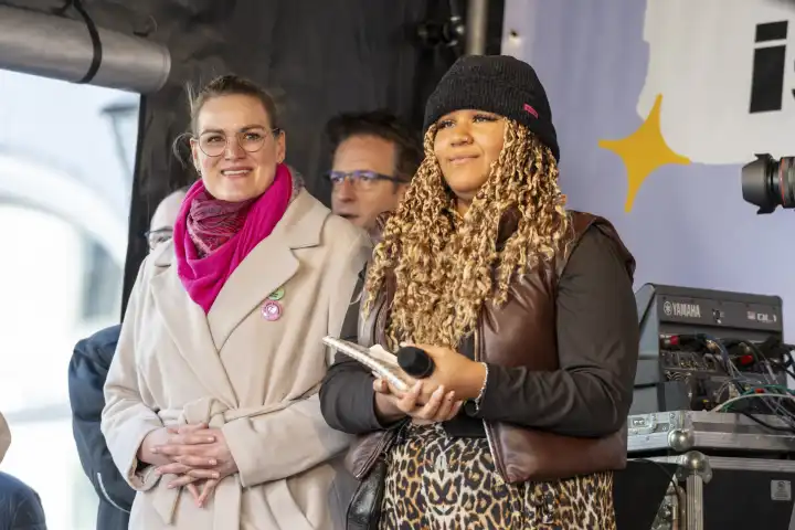 Eva Weber Oberbürgermeisterin der Stadt Augsburg in Bayern hält eine Rede am Mikrofon bei einer Demonstration gegen Rechts in Augsburg am Rathausplatz