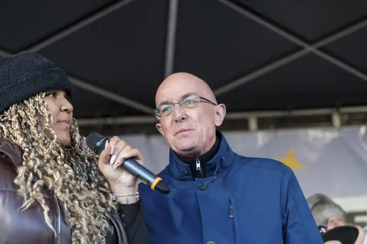 Andreas Jäckel bayrischer Landtagsabgeordneter hält eine Rede am Mikrofon bei einer Demonstration gegen Rechts in Augsburg am Rathausplatz