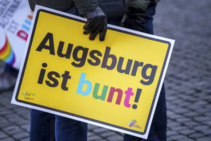 Parolen gegen Rechtsextremismus und Aufruf zum Verbot der AfD - Alternative für Deutschland auf Plakaten und Bannern auf einer großen Demonstration in Augsburg. Verschiedene Menschen protestieren mit Schildern in der Hand für Demokratie unter dem Motto Augsburg ist Bunt und Nie wieder ist Jetzt