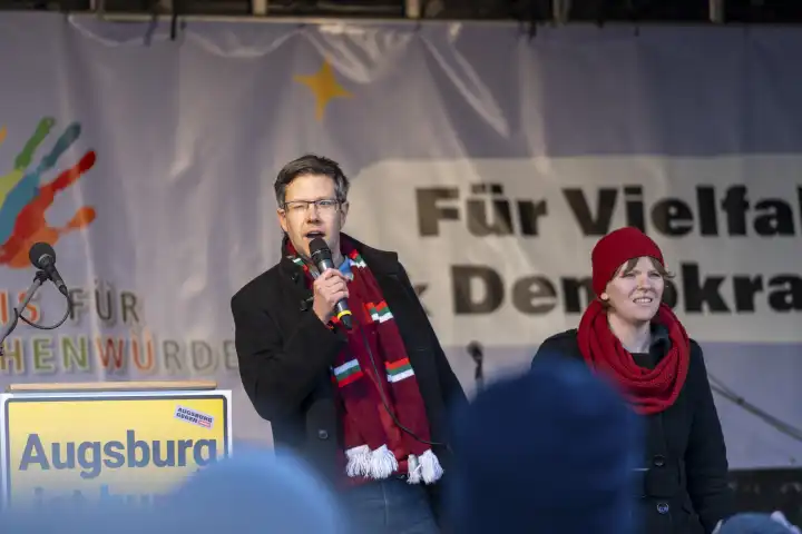 Matthias Lorentzen von der Partei Bündnis 90 Die Grünen eröffnet eine Demo gegen Rechts in Augsburg