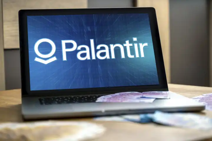 Palantir Logo auf einem Laptop Computer mit Euro Geldscheinen. Börse und Aktienhandel mit Tech Unternehmen Konzept FOTOMONTAGE