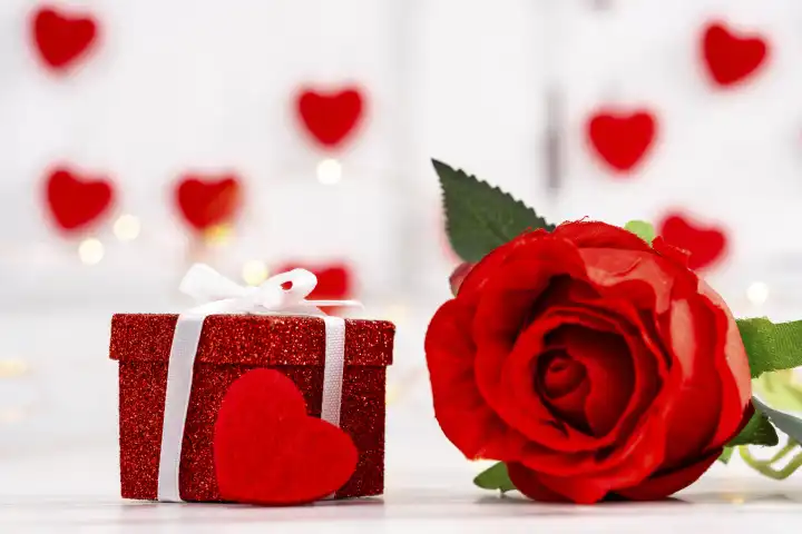 Valentinstag Symbolbild, Geschenk mit Herzen und roter Rose