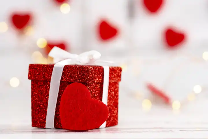 Valentinstag Symbolbild, Geschenk mit Herzen