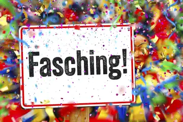 Fasching! Schriftzug auf einem Schild umgeben von Party Konfetti und Luftschlangen. Symbolbild Karneval. FOTOMONTAGE