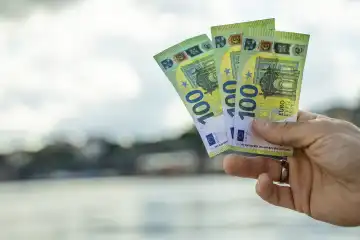 Hand hält drei Einhundert Euro Geldscheine
