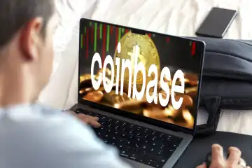Mann sitz an einem Laptop Computer, im Display ist das Logo der Kryptobörse COINBASE mit Bitcoin zu sehen. FOTOMONTAGE