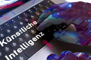 Hand eines Roboters auf der Computertastatur eines Laptops, in der Mitte das Wort: KI - künstliche Intelligenz. Symbolbild für den Fortschritt und das Thema AI - Artificial Intelligence. FOTOMONTAGE