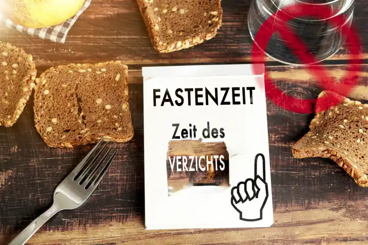 Fastenzeit, Zeit des Verzichts Schriftzug auf einem kaputten Kalenderblatt mit Verbot Symbol über Essen. FOTOMONTAGE