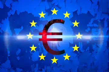 Digitaler Euro, Zahlungsmittel in der Europäischen Union. Euro Symbol umgeben von der EU-Flagge. FOTOMONTAGE