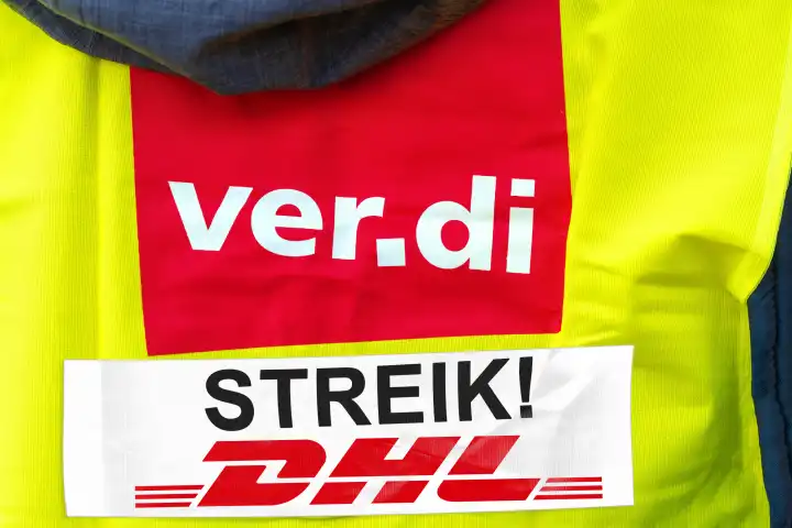 Symbolbild Ver.di Warnstreik bei DHL, Mann mit Warnweste mit dem Verdi und DHL Logo. FOTOMONTAGE