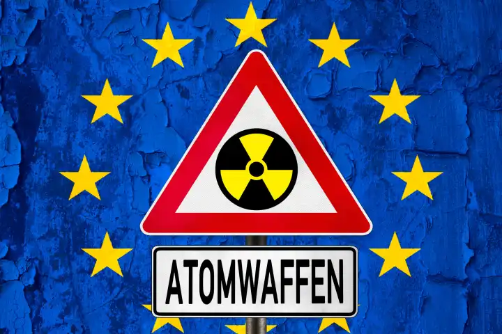 Atomwaffen, Schriftzug auf einem Schild vor EU-Flagge mit Nuklear Symbol. Aufrüstung von Nuklearwaffen in Europa. FOTOMONTAGE