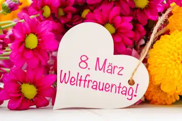 Weltfrauentag, Symbolbild am 08 März. Blumenstrauß mit einem Herz und Aufschrift: 08.03 Weltfrauentag FOTOMONTAGE