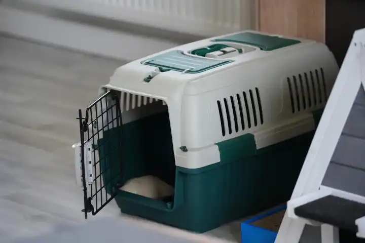 Transportbox für Haustiere wie Katzen und Hunde steht geöffnet in einer Wohnung
