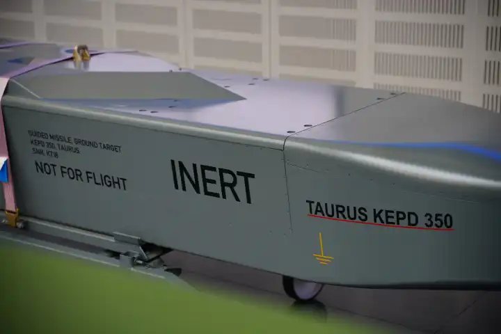 Lenkflugkörper Taurus KEPD-350 der Rüstungsindustrie, eine gefährliche Kriegswaffe zur Vernichtung der Infrastruktur, unterstützung der elektronischen Kriegsführung, genutzt von der Deutschen Bundeswehr, bei MBDA Treffen in Schrobenhausen in Bayern mit Markus Söder